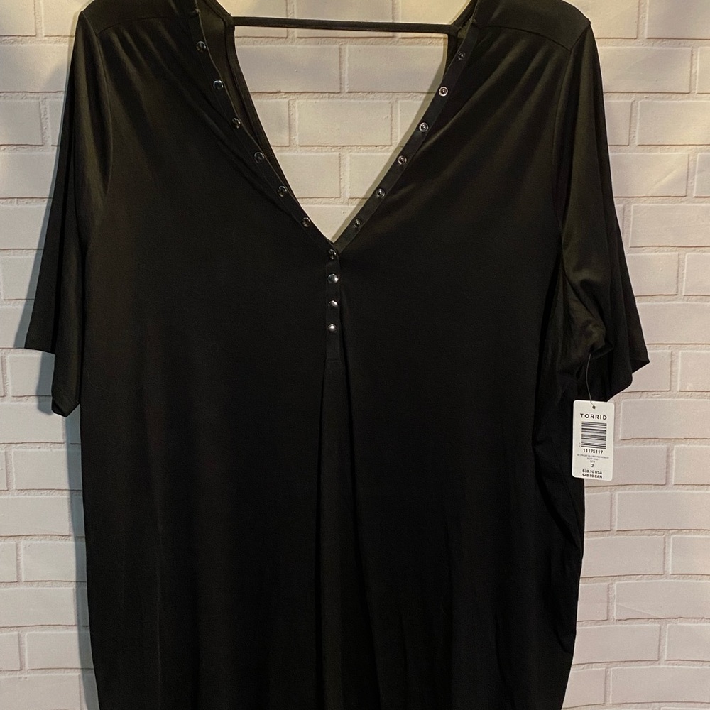 Torrid new size 3X black v neck top